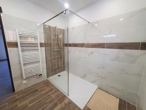 Elégant T3 rénové - Charme, confort et mer à pied - Tout équipé ! (Elegant T3 renove - Charme, confort et mer a pied - Tout equipe !) in แซงต์ มองดรีเย ซูร์ แม