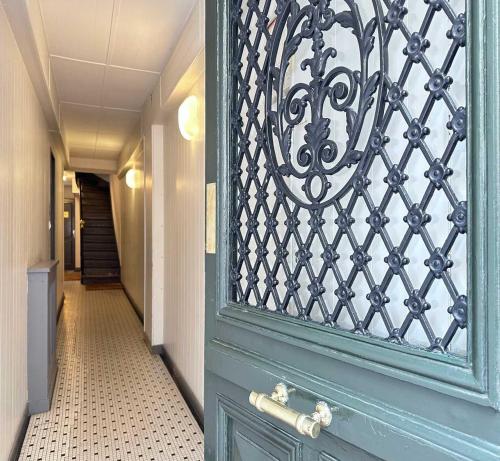 Eiffel Tower - Deluxe apartment with elevator access - image 5