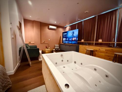 Colline, La suite jacuzzi cinéma privé, Nancy