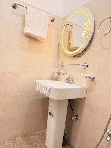 Decent Lavish Luxury - image 4