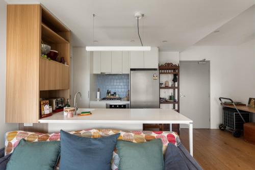 Stylish 2-Bedroom Preston Apartment Near Transport in ثورنبيري