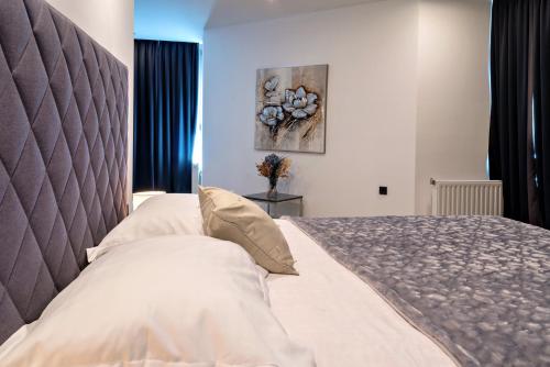 1 queen bed, 1 sofa bed