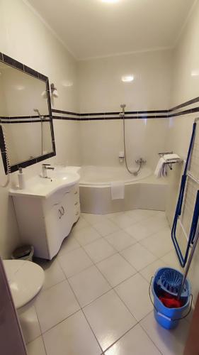 Bathroom, Batthyany Villapark in Zalacsany