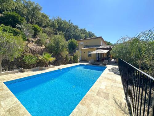 Villa ELODIE climatisée pour 10 personnes avec piscine privée, vue sur les collines et la mer, sur le domaine de Valcros à La L