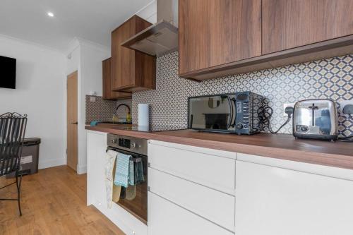 Stylish 1BR URBAN stay CITY Centre - image 8