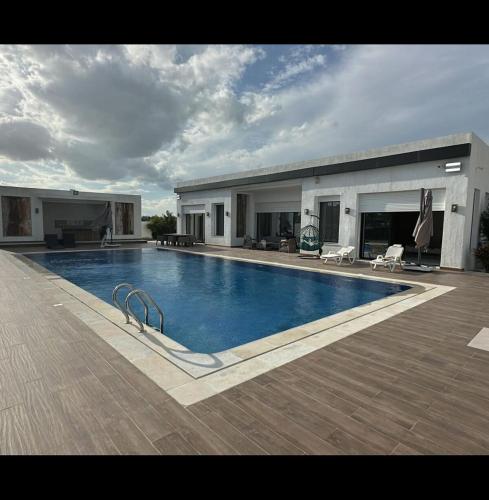 Peldbaseins, Luxury villa located in Utique in El Alia