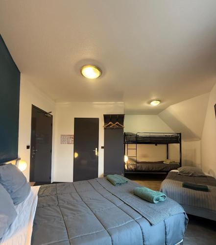 room detail thumbnail 2