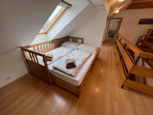 2 bedrooms, 5 beds