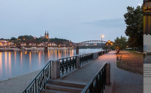 Aurion Riverfront Apartment near Dancing House - Up to 5 guests - image 2
