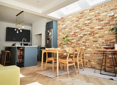 Well-equipped 4 bedroom family home with garden gîte à louer Green Man Roundabout