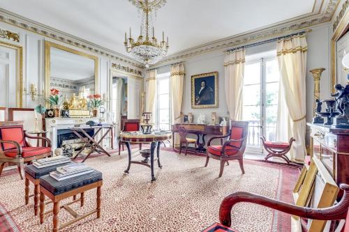Louvre Apartment