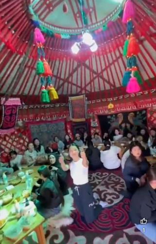 Akjol guest house in Shabdan