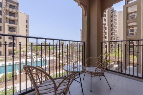 Vogue Vacation Homes, Madinat Jumeirah Living Jadeel near Burj AlArab, One-Bedroom Apartment with La – khách sạn tại Bãi Biển Jumeirah