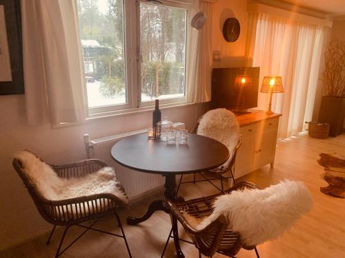 Guestroom, 'Back to Nature' Chalet Bospark Ijsselheide Hattemerbroek Veluwe in Hattemerbroek