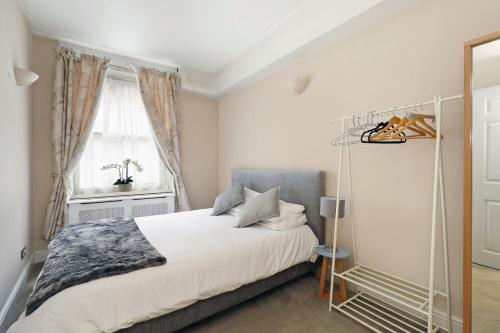 Covent Garden Superior Two Bedroom Aparment on Strand - image 5