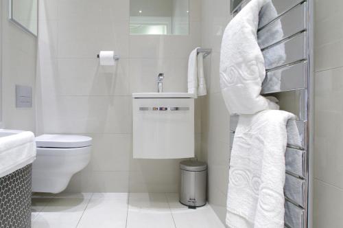 Covent Garden Superior Two Bedroom Aparment on Strand - image 9