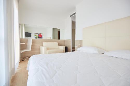 1 queen bed, 1 twin bed