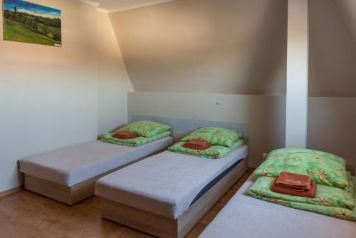 3 twin beds