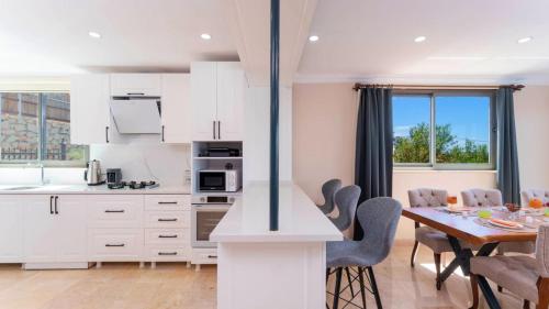 Luxury 5 bedroom villa with private pool and Jacuzzi - image 2