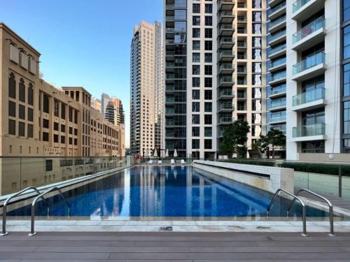 Stylish 2BR in Bellevue | Pool Gym & Burj Views Dubai