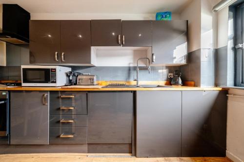 Kitchen, Bottom of Royal Mile 7 Beds Sleeps 8 3 Bthrooms in Royal Mile