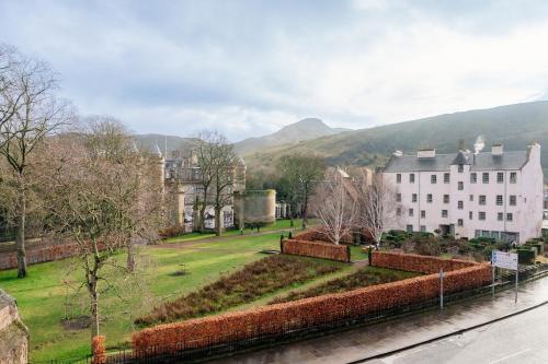 Nearby attraction, Bottom of Royal Mile 7 Beds Sleeps 8 3 Bthrooms in Royal Mile