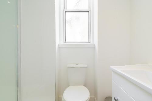 Central and Inviting 2 Bed- Perfect for Festival! - main image