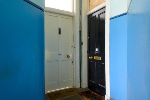 Central and Inviting 2 Bed- Perfect for Festival! - image 11