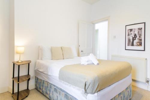 Central and Inviting 2 Bed- Perfect for Festival! - image 12