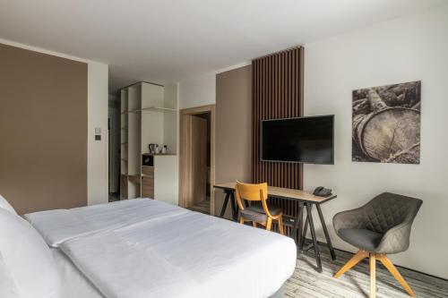 1 queen bed, 2 twin beds