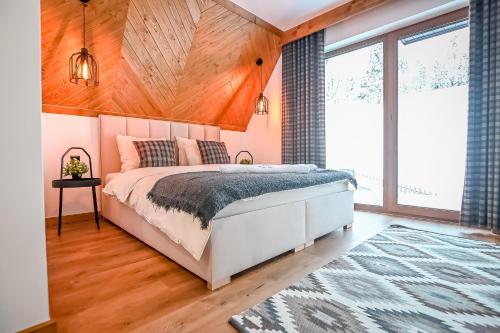 1 queen bed, 1 sofa bed