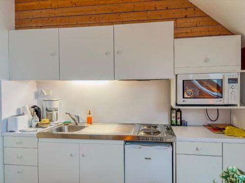 virtuve, Charmante studette au calme avec terrasse et parking in Moulins-la-Marche