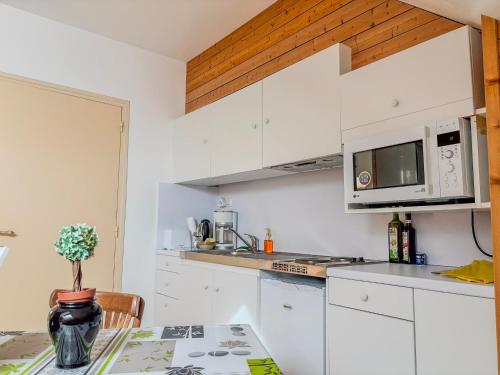 virtuve, Charmante studette au calme avec terrasse et parking in Moulins-la-Marche