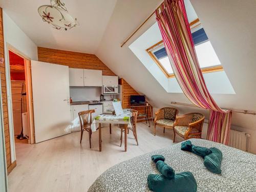 Charmante studette au calme avec terrasse et parking in Moulins-la-Marche
