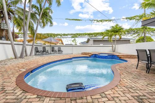 July Special! 4 BR - Private Pool, Grill, Soaking Tub, Near Coral Gables & MIA Airport – khách sạn tại Westchester