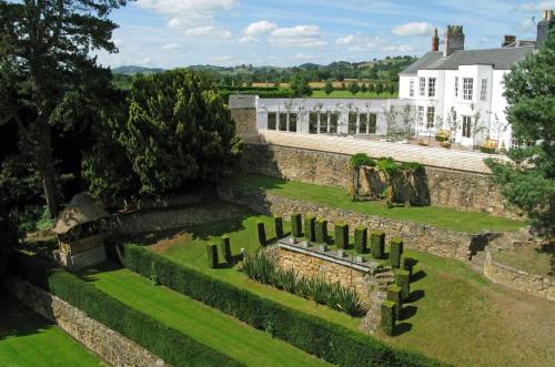 Seadmed, 14 Bed in Llansanffraid oc-b30382 in Llansantffraid