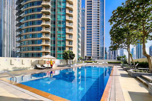 Vogue Vacation Homes, Downtown The Lofts near Burj Khalifa and Dubai Mall, Two Bedroom Apartment with Balcony and City Skyline View, Access to all Amenities, Dubaj
