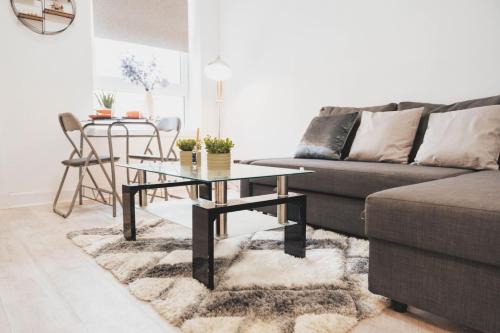 Вітальня, Top Floor 1BR Wishaw Flat with Parking in Вішоу