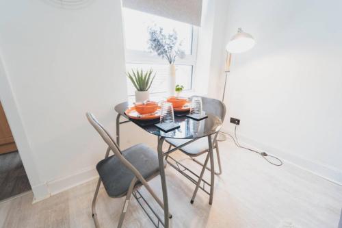 Зручності, Top Floor 1BR Wishaw Flat with Parking in Вішоу