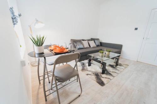 Зручності, Top Floor 1BR Wishaw Flat with Parking in Вішоу