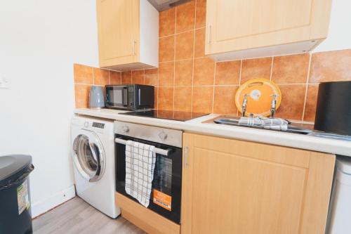 кухня, Top Floor 1BR Wishaw Flat with Parking in Вішоу