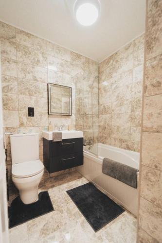 Ванна кімната, Top Floor 1BR Wishaw Flat with Parking in Вішоу