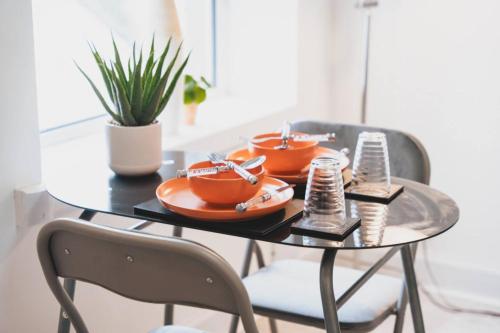 Зручності, Top Floor 1BR Wishaw Flat with Parking in Вішоу