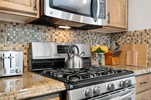 Walkable North End Home with Free Bikes - image 6