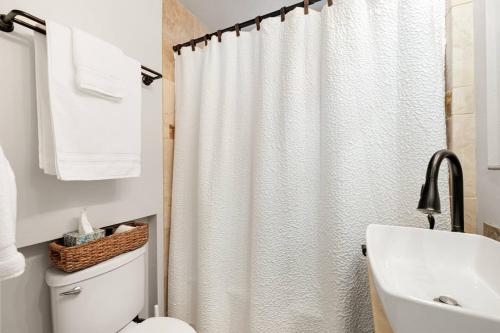 Walkable North End Home with Free Bikes - image 5
