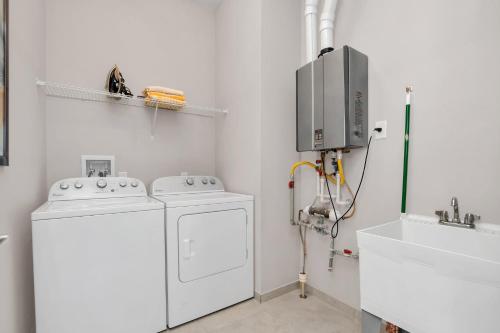 5 BR 6 BA Luxury Villa 5 min to Disneyworld Hot Tub & BBQ - image 21