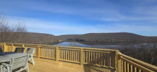 Endless Views | 4BR Home w/Hot Tub | Deep Creek Lake in Oakland (MD)