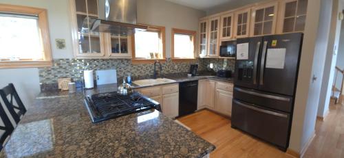 Endless Views | 4BR Home w/Hot Tub | Deep Creek Lake in Oakland (MD)