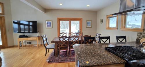 Endless Views | 4BR Home w/Hot Tub | Deep Creek Lake in Oakland (MD)