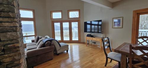 Endless Views | 4BR Home w/Hot Tub | Deep Creek Lake in Oakland (MD)